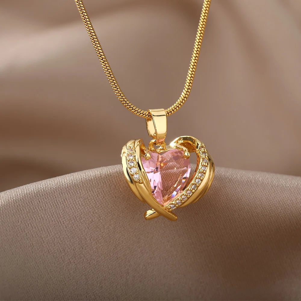 Collar Bohemio de Alas con Corazón Rosa – Gargantilla de Cristal de Acero Inoxidable para Mujer con Circonia Cúbica