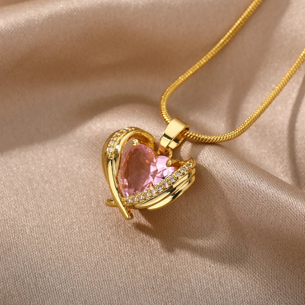 Collar Bohemio de Alas con Corazón Rosa – Gargantilla de Cristal de Acero Inoxidable para Mujer con Circonia Cúbica
