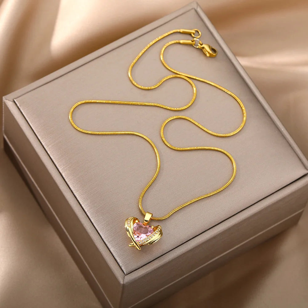 Collar Bohemio de Alas con Corazón Rosa – Gargantilla de Cristal de Acero Inoxidable para Mujer con Circonia Cúbica