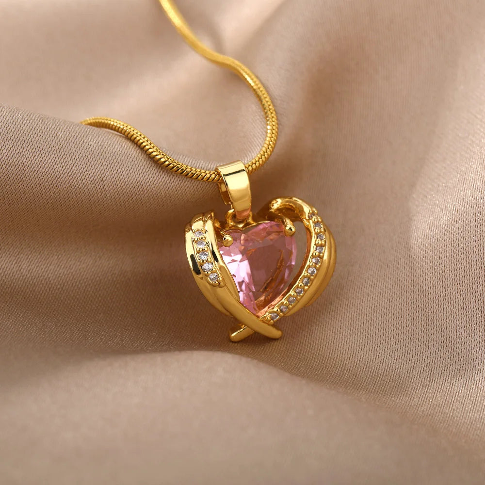 Collar Bohemio de Alas con Corazón Rosa – Gargantilla de Cristal de Acero Inoxidable para Mujer con Circonia Cúbica