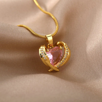 Collar Bohemio de Alas con Corazón Rosa – Gargantilla de Cristal de Acero Inoxidable para Mujer con Circonia Cúbica