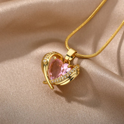Collar Bohemio de Alas con Corazón Rosa – Gargantilla de Cristal de Acero Inoxidable para Mujer con Circonia Cúbica