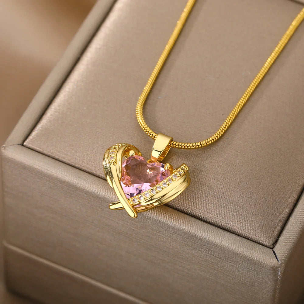 Collar Bohemio de Alas con Corazón Rosa – Gargantilla de Cristal de Acero Inoxidable para Mujer con Circonia Cúbica