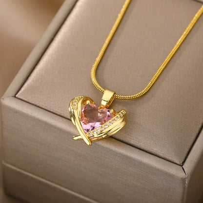 Collar Bohemio de Alas con Corazón Rosa – Gargantilla de Cristal de Acero Inoxidable para Mujer con Circonia Cúbica